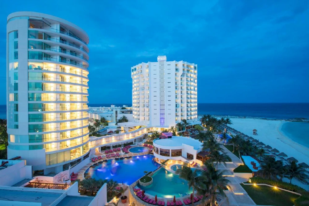 Habitación con jacuzzi en hotel altitude-by-krystal-grand-punta-cancun-all-inclusive en Cancún, Quintana Roo