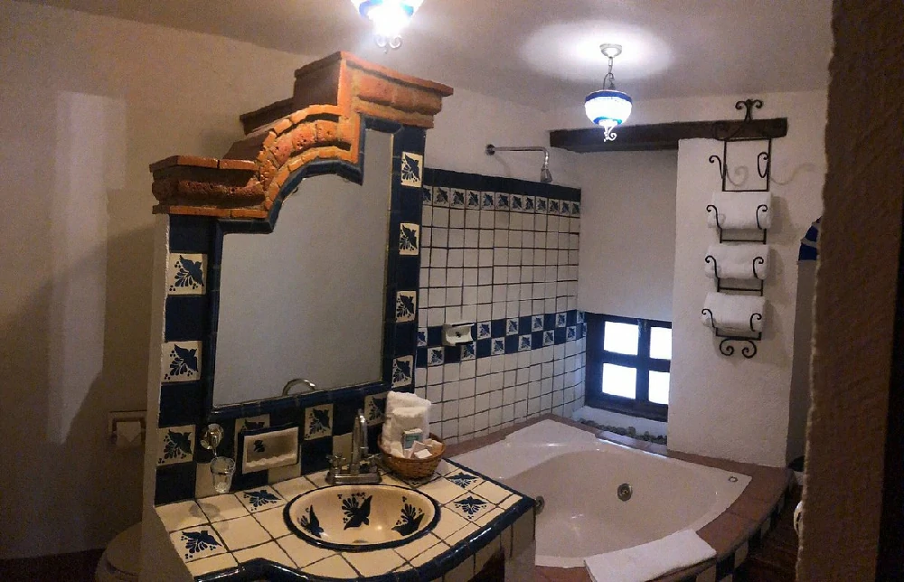Habitación con jacuzzi en hotel antiguo-vapor-categoraa-especial en Guanajuato, Guanajuato