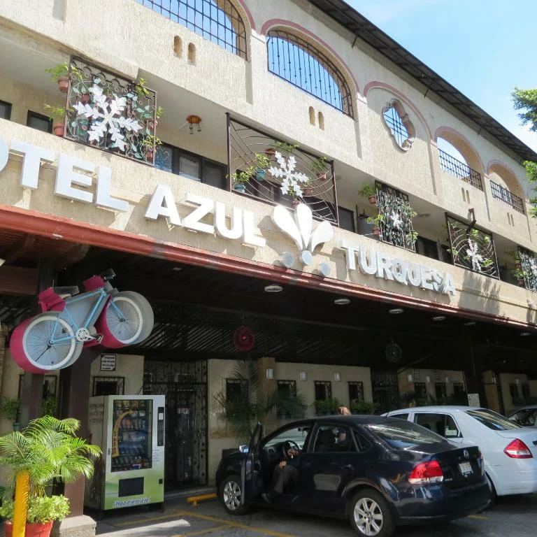 Habitación con jacuzzi en hotel azul-turquesa en Cuernavaca, Morelos