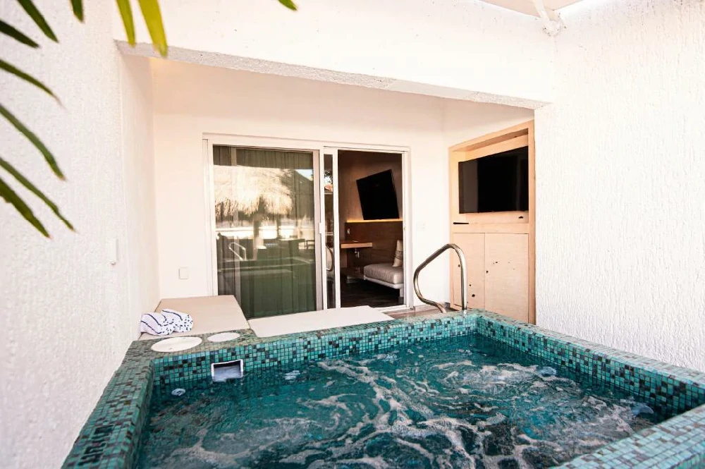 Habitación con jacuzzi en hotel bahia en Cabo San Lucas, Baja California Sur