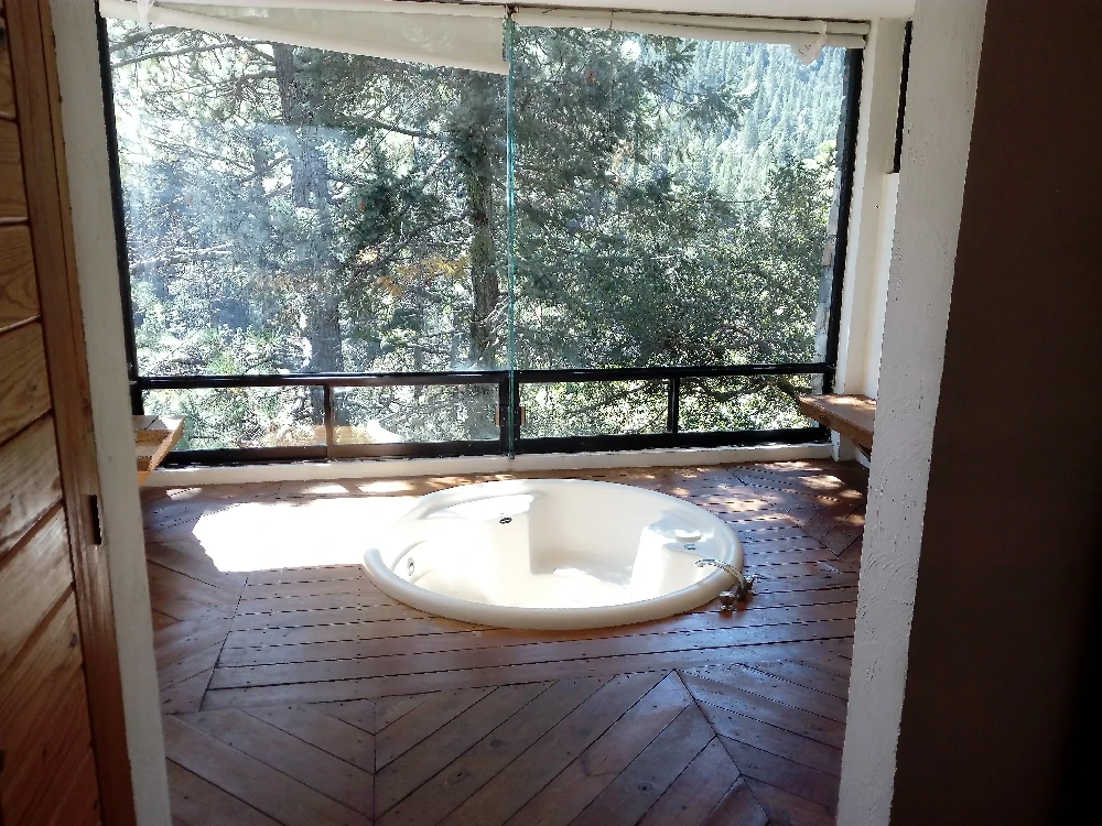 Habitación con jacuzzi en hotel bosques-monterreal en Mesa de las Tablas, Coahuila