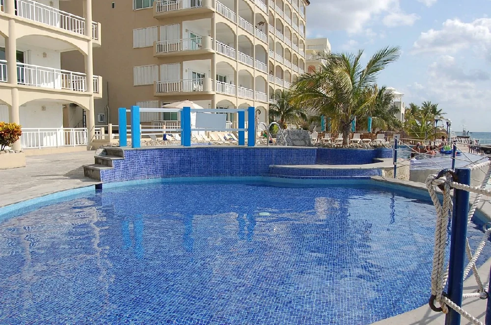 Habitación con jacuzzi en hotel el-cantil-condo-resort en Cozumel, Cozumel