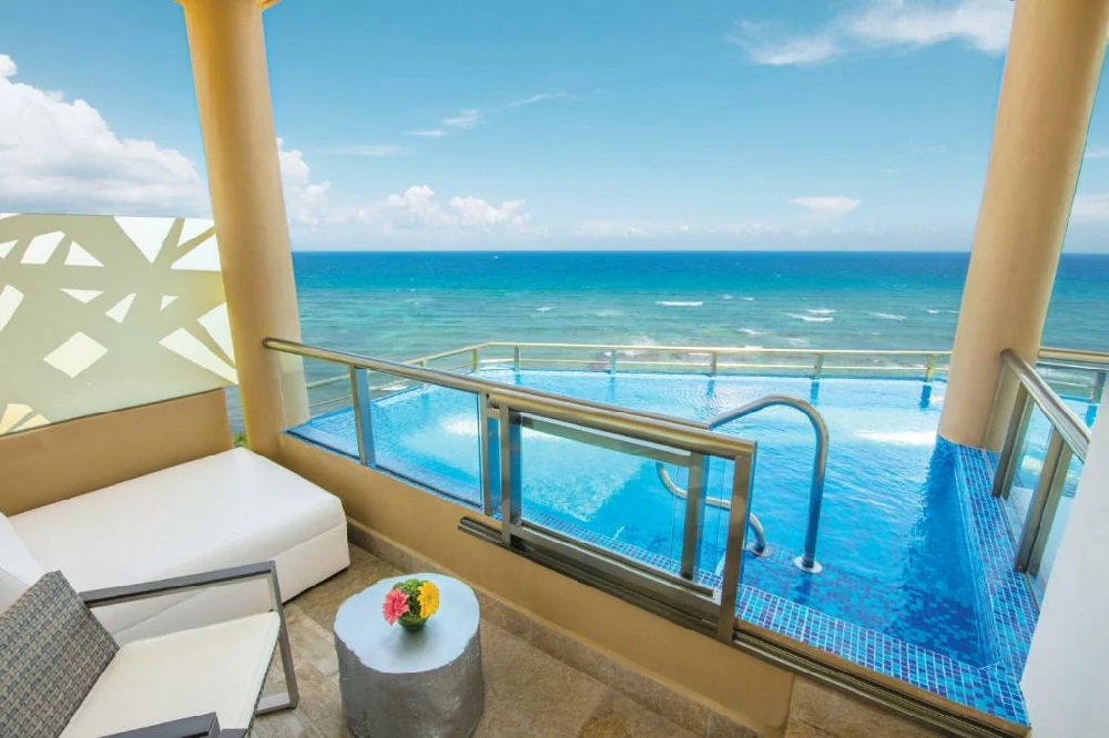 Habitación con jacuzzi en hotel el-dorado-seaside-suites-kantenah-quintana-roo en Akumal, Quintana Roo