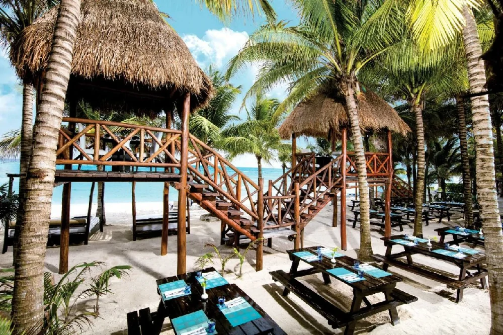 Habitación con jacuzzi en hotel el-dorado-seaside-suites-palms-by-karisma-adults-only-all-inclusive en Akumal, Quintana Roo