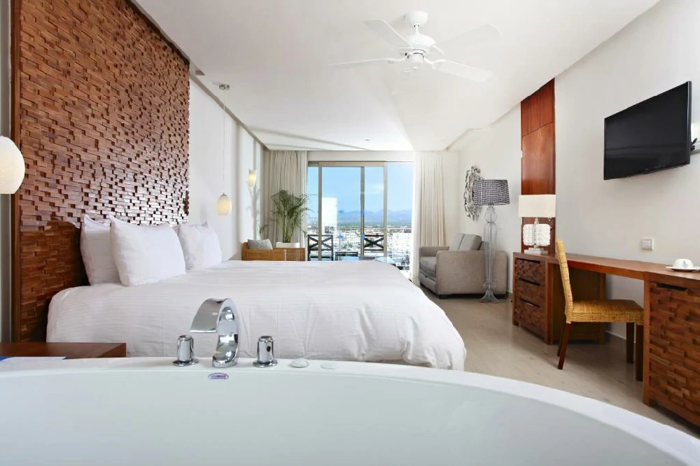 Habitación con jacuzzi en hotel finisterra en Cabo San Lucas, Baja California Sur