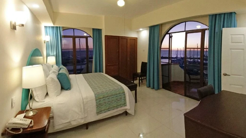 Habitación con jacuzzi en hotel marina en La Paz, Baja California Sur