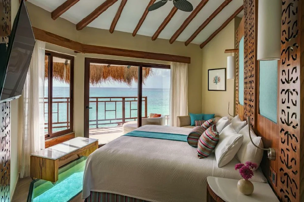 Habitación con jacuzzi en hotel palafitos-overwater-bungalows-at-el-dorado-maroma-gourmet-all-inclusive-by-karis en Playa del Carmen, Quintana Roo