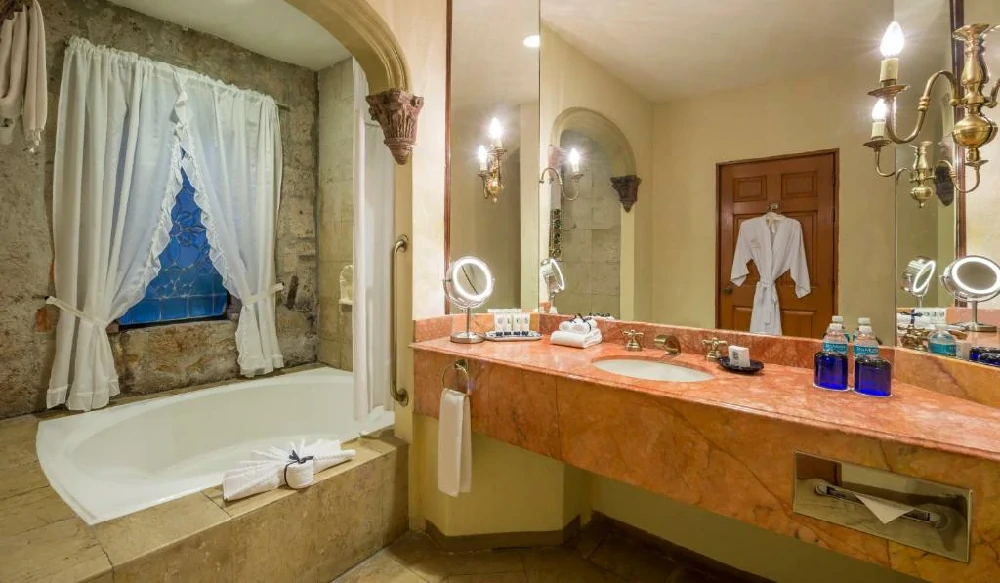 Habitación con jacuzzi en hotel quinta-real-aguascalientes en Aguascalientes, Aguascalientes