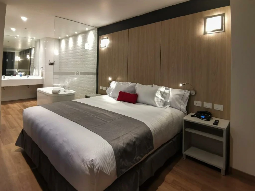 Habitación con jacuzzi en hotel ramada-encore-by-wyndham-monterrey-apodaca-zona-aeropuerto en Monterrey, Nuevo León