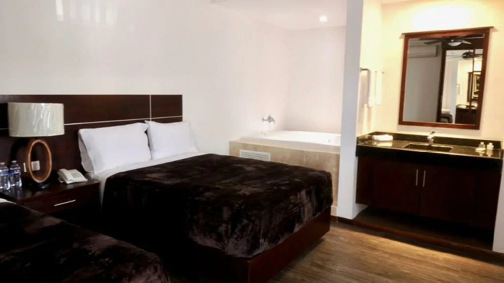 Habitación con jacuzzi en hotel rincon-real-suites en Durango, Durango