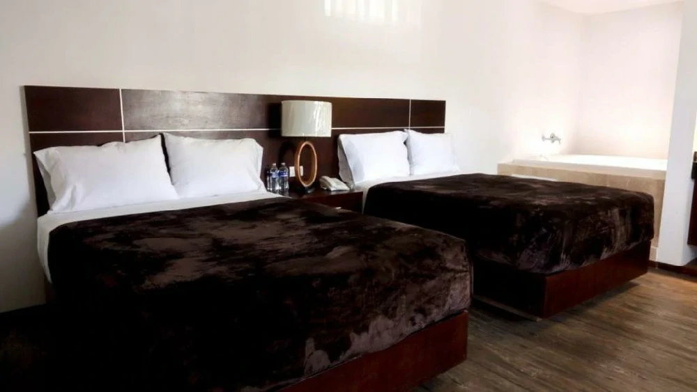 Habitación con jacuzzi en hotel rincon-real-suites en Durango, Durango