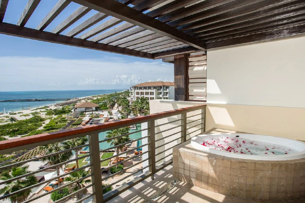 Habitación con jacuzzi en hotel secrets-playa-mujeres-golf-amp-spa-resort en Cancún, Quintana Roo