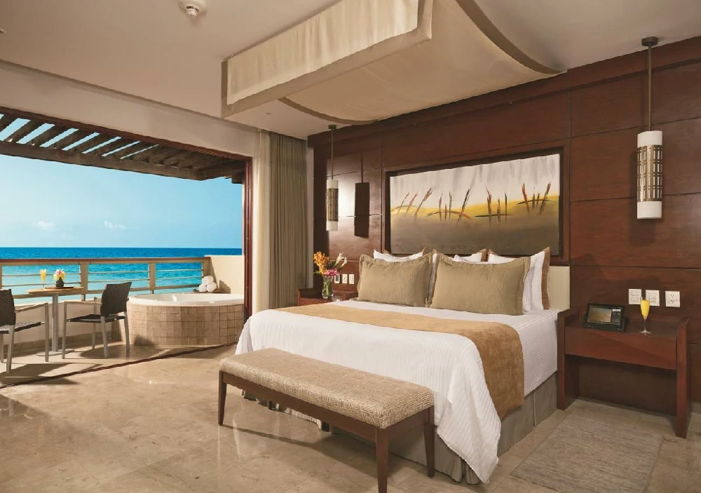 Habitación con jacuzzi en hotel secrets-playa-mujeres-golf-amp-spa-resort en Cancún, Quintana Roo