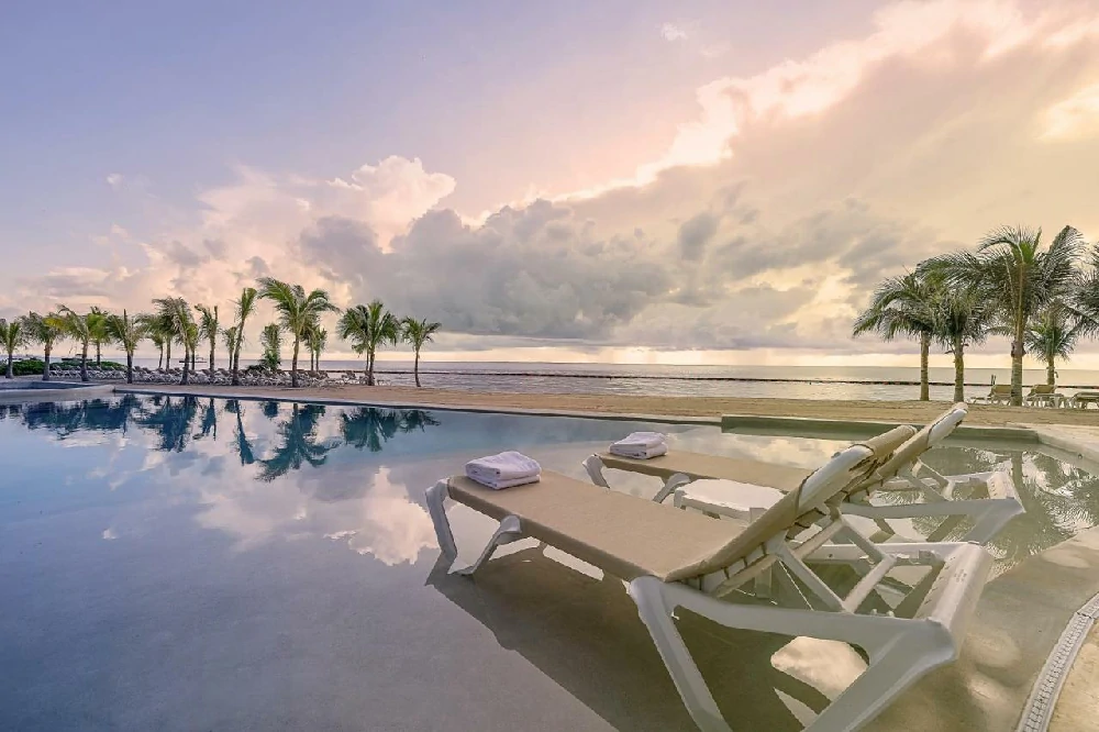 Habitación con jacuzzi en hotel sensira-resort-and-spa-riviera-maya en Puerto Morelos, Quintana Roo