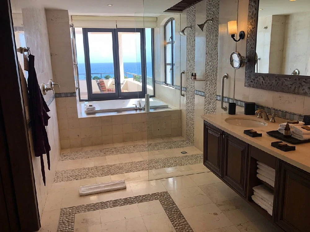 Habitación con jacuzzi en hotel suites-at-grand-solmar-land-39-s-end-resort-and-spa en Cabo San Lucas, Baja California Sur
