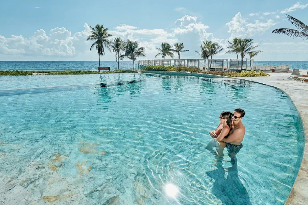Habitación con jacuzzi en hotel the-royal-suites-yucatan-by-palladium en Akumal, Quintana Roo