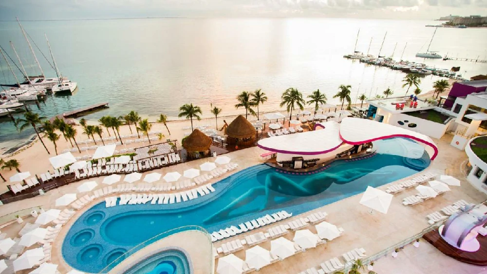 Habitación con jacuzzi en hotel the-tower-by-temptation-cancun-resort-cancun12 en Cancún, Quintana Roo