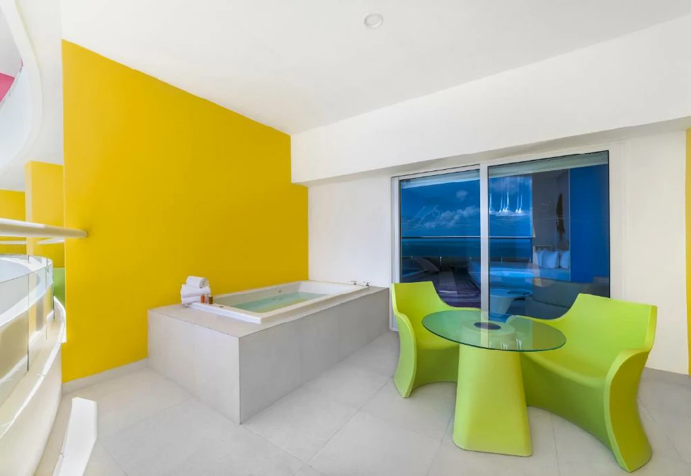 Habitación con jacuzzi en hotel the-tower-by-temptation-cancun-resort-cancun12 en Cancún, Quintana Roo
