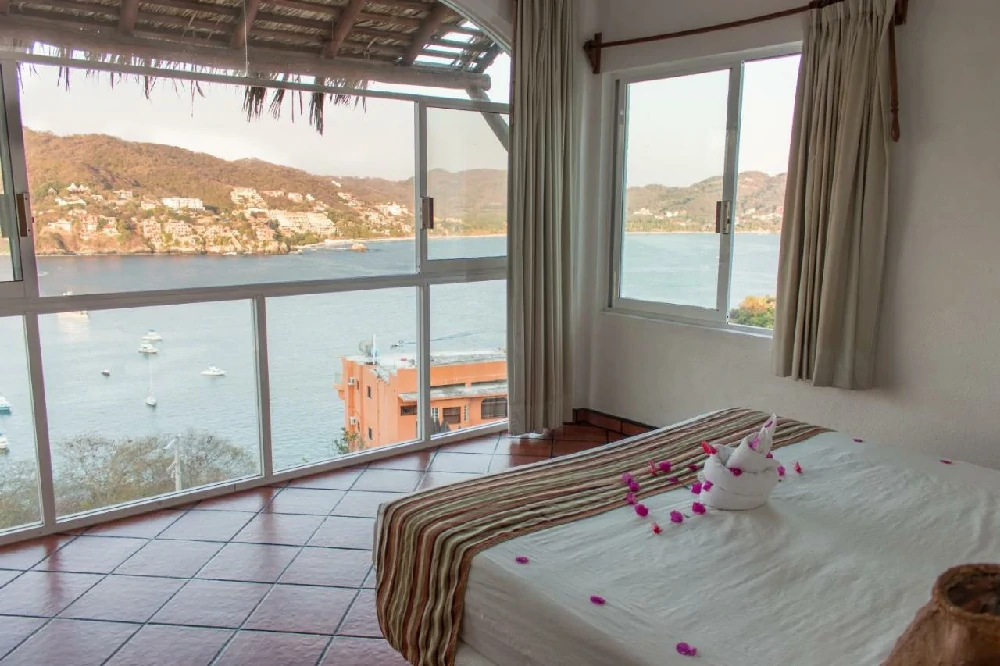 Habitación con jacuzzi en hotel villas-el-morro en Zihuatanejo, Guerrero